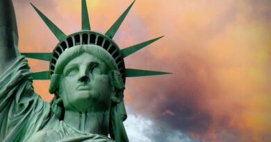 Het groen uitgeslagen vrijheidsbeeld