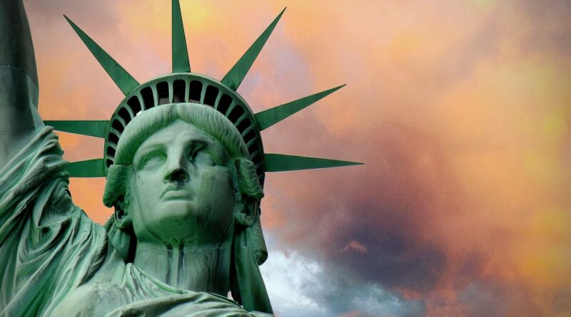 Het groen uitgeslagen vrijheidsbeeld